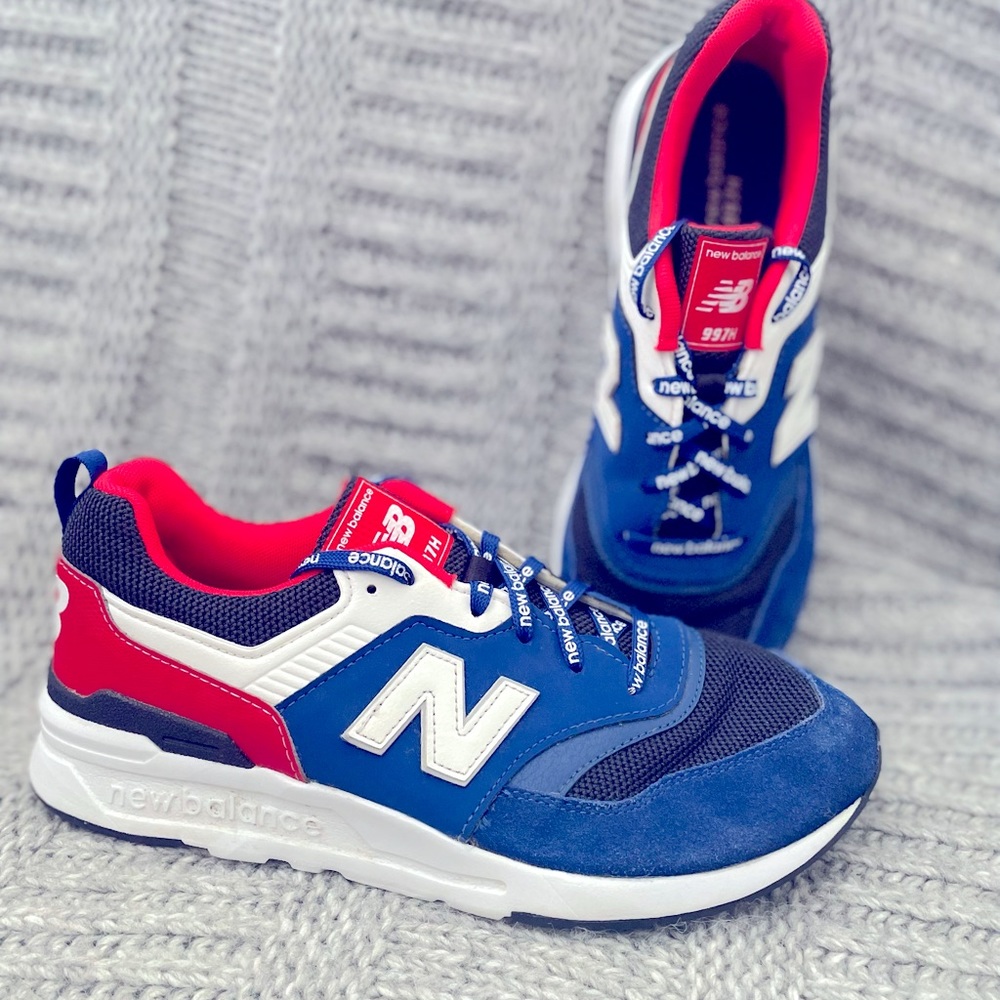 New balance tennis shoes.